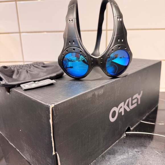 Oakley over the top - Picture 5 of 6